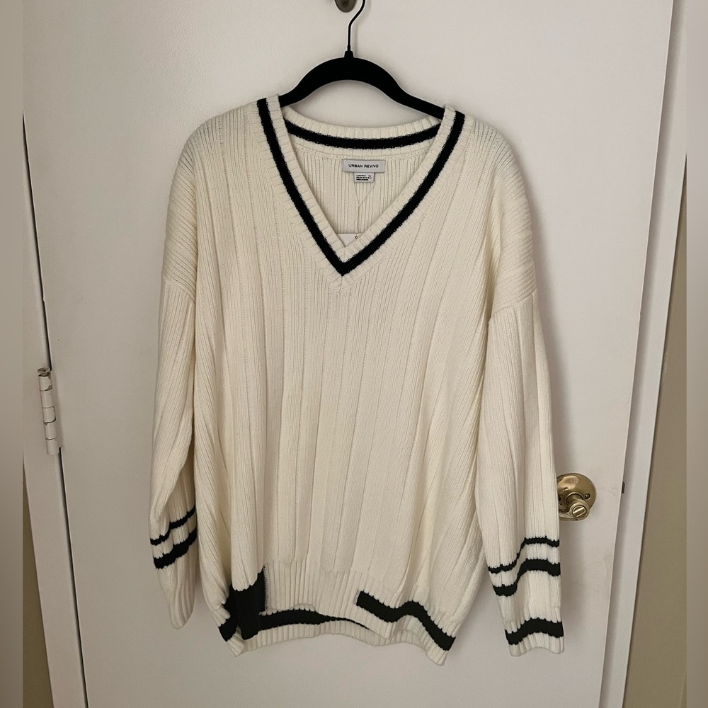 Never worn, Urban Revivo oversized sweater! Very comfy and heavier weight.